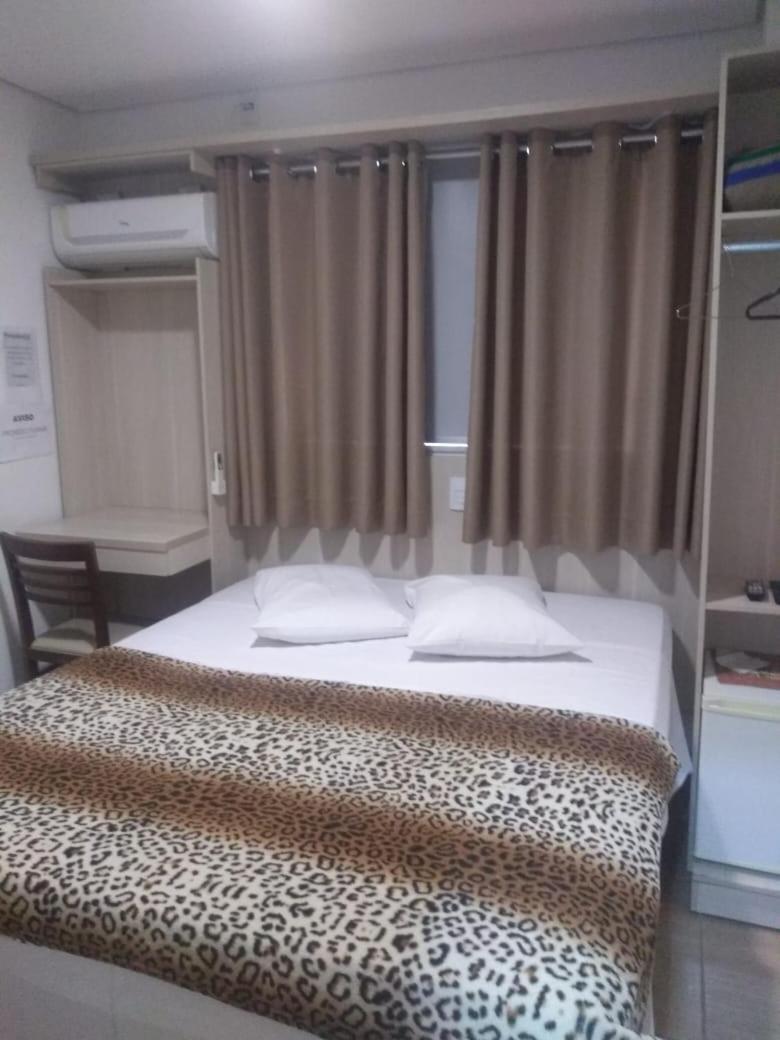 大埃尼奥酒吧酒店 瓦尔任阿 外观 照片